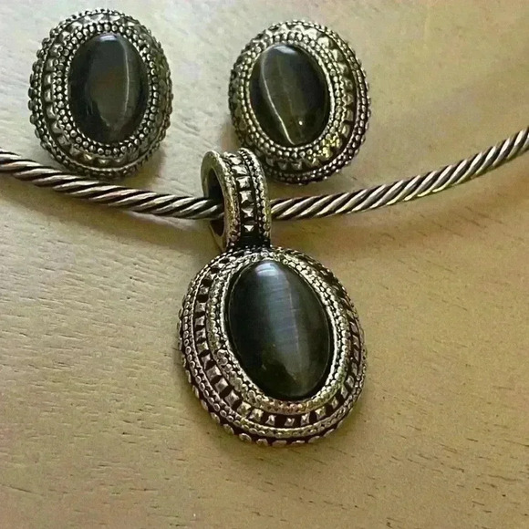 vintage  earrings and necklace - Picture 5 of 9